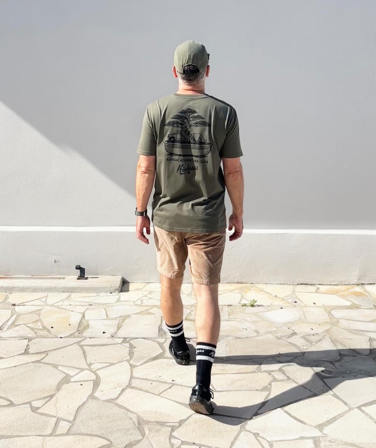 T-shirt unisexe Bonsai Adventure Club en coton bio – Kickasss Biarritz (kaki)