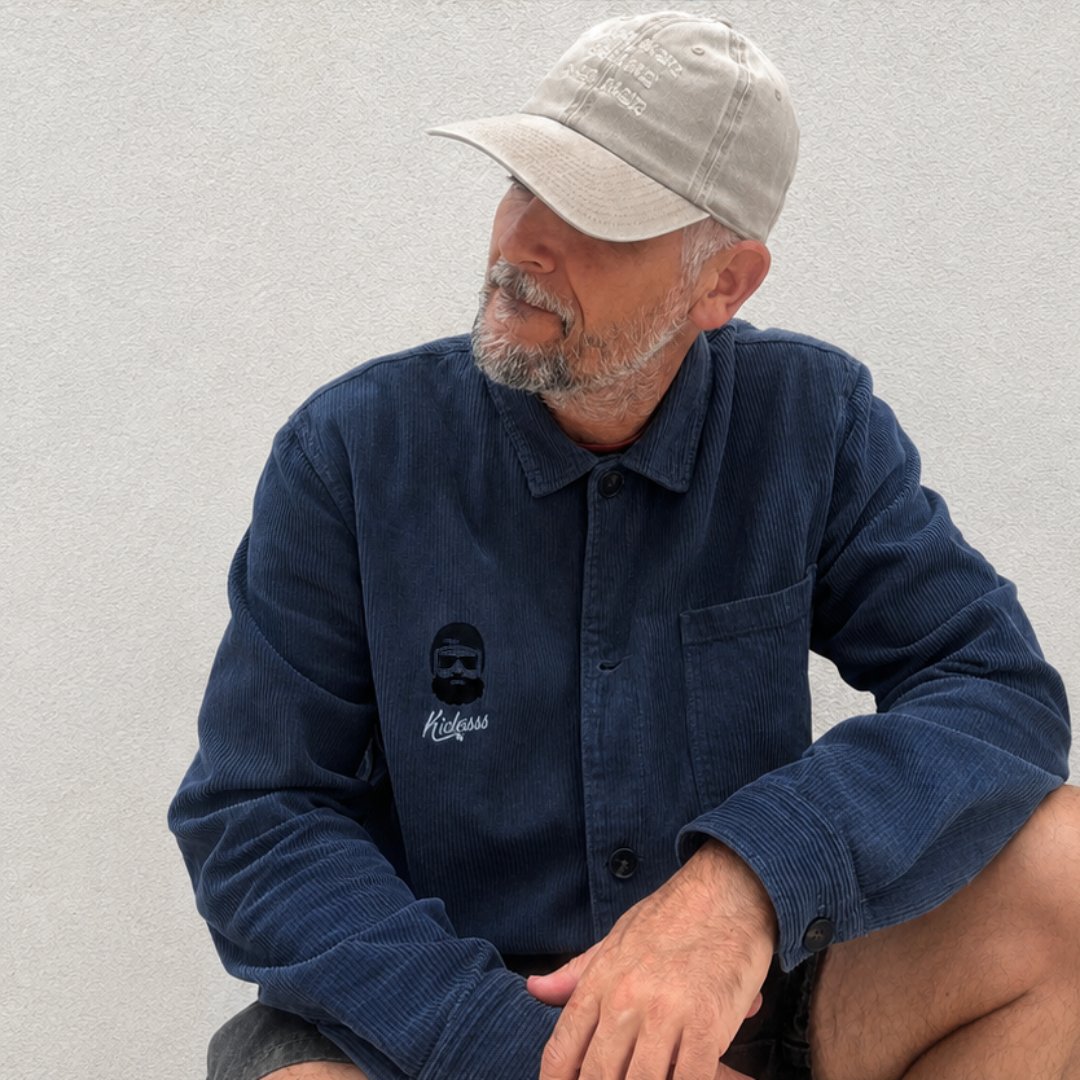 Veste unisexe brodée "Détour" en velours côtelé bio – Édition limitée - Kickasss Biarritz (washed navy blue)