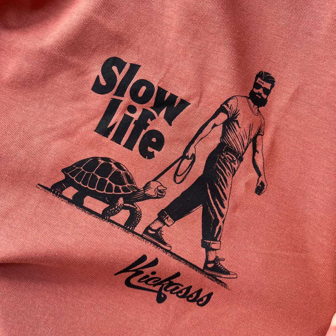 T-shirt Kickasss Biarritz "Slow Life" – unisexe coton bio, série limitée (heritage brown)