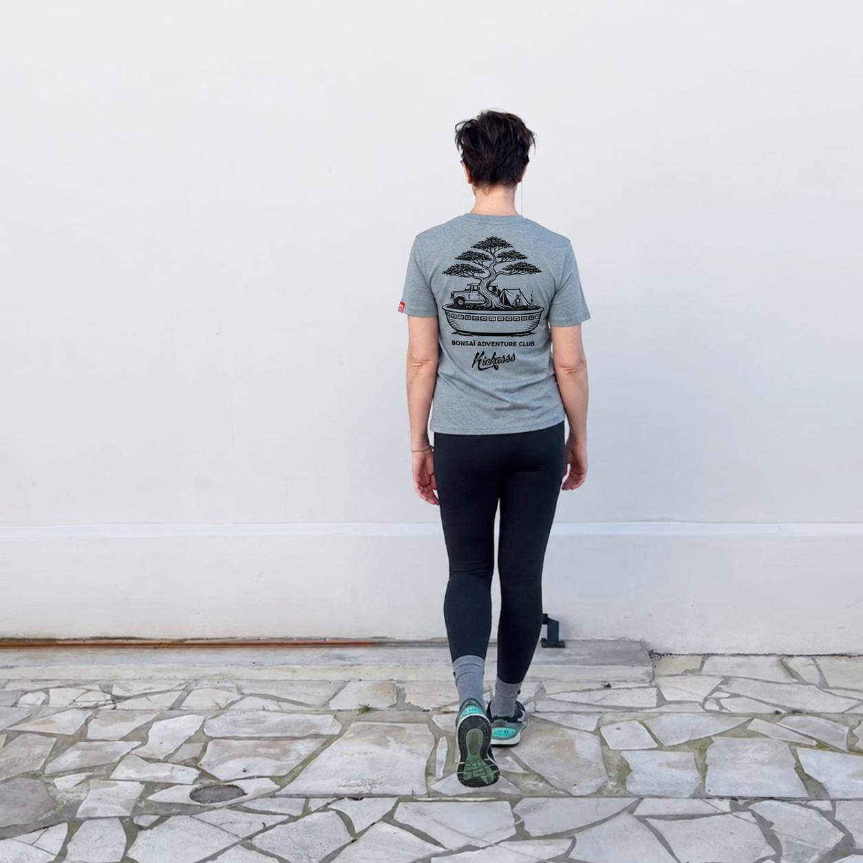 T-shirt unisexe Bonsai Adventure Club en coton bio – Kickasss Biarritz (pebble blue)